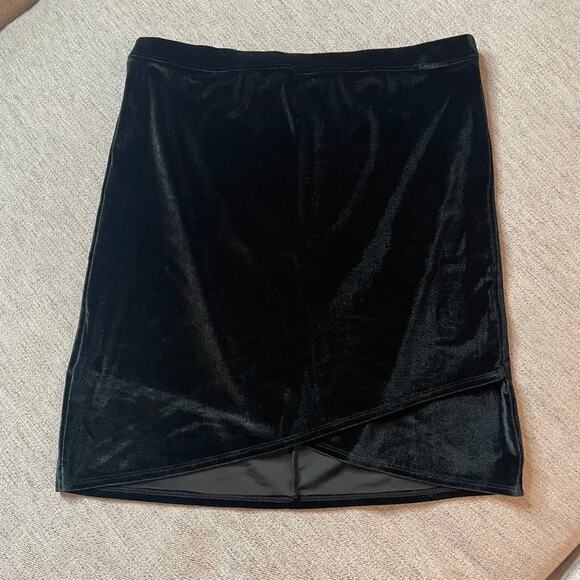 HOLLISTER Black Velvet Pencil Skirt Small Pull On Asymmetrical - Picture 1 of 2